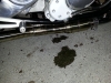 Norton Commando 961 Cafe Racer - Fuite d'huile garage