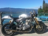 Norton Commando 961 Café Racer sur les bords du lac d'Annecy
